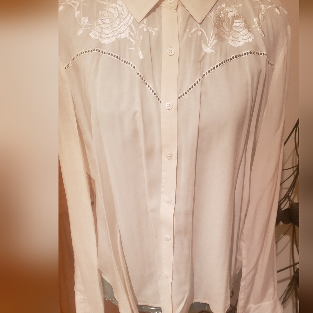 Forever 21 creamy white embroidered blouse L